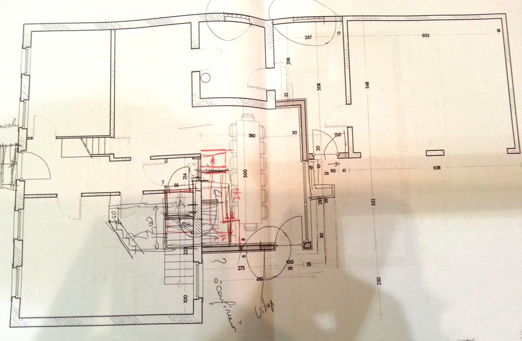 Plan de l'architecte:
<br />

<br />
- escalier droit dans le salon
<br />
- accs depuis le garage vers le garage  vlo puis buanderie puis cuisine
<br />
- accs au garage  vlo depuis l'extrieur
<br />

<br />
Sur ce plan on devine le WC dans le couloir actuel (il y a une porte mal positionne; le WC serait ferm dans le prolongement de l'escalier)