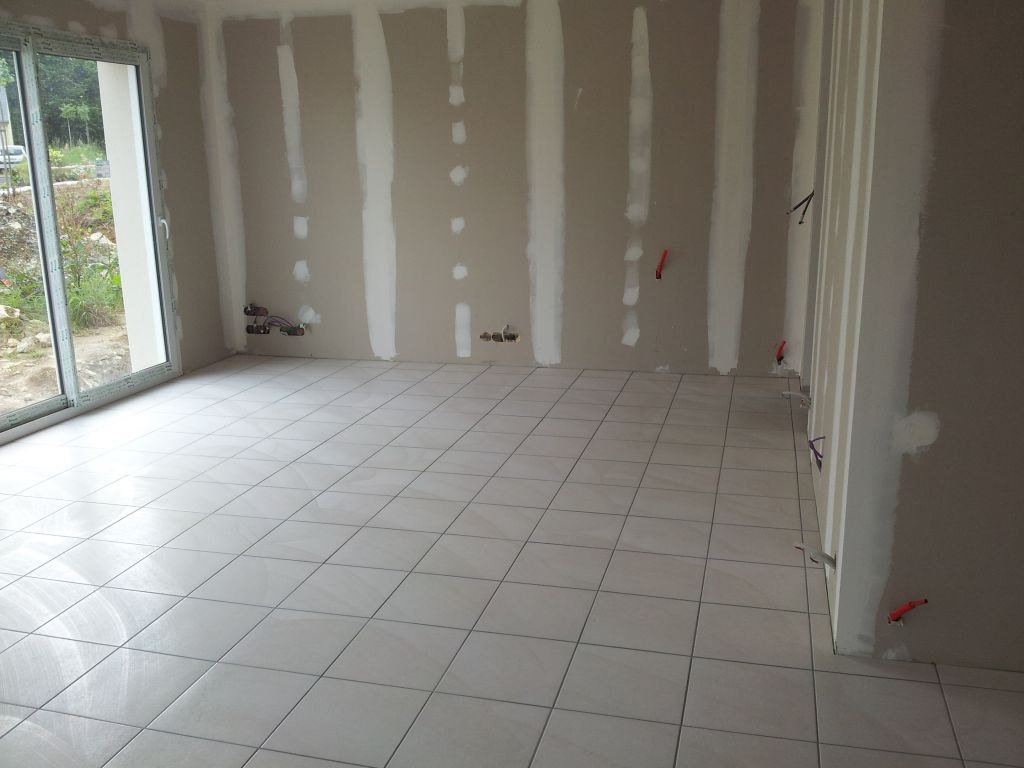 Les joints du carrelage sont commencés