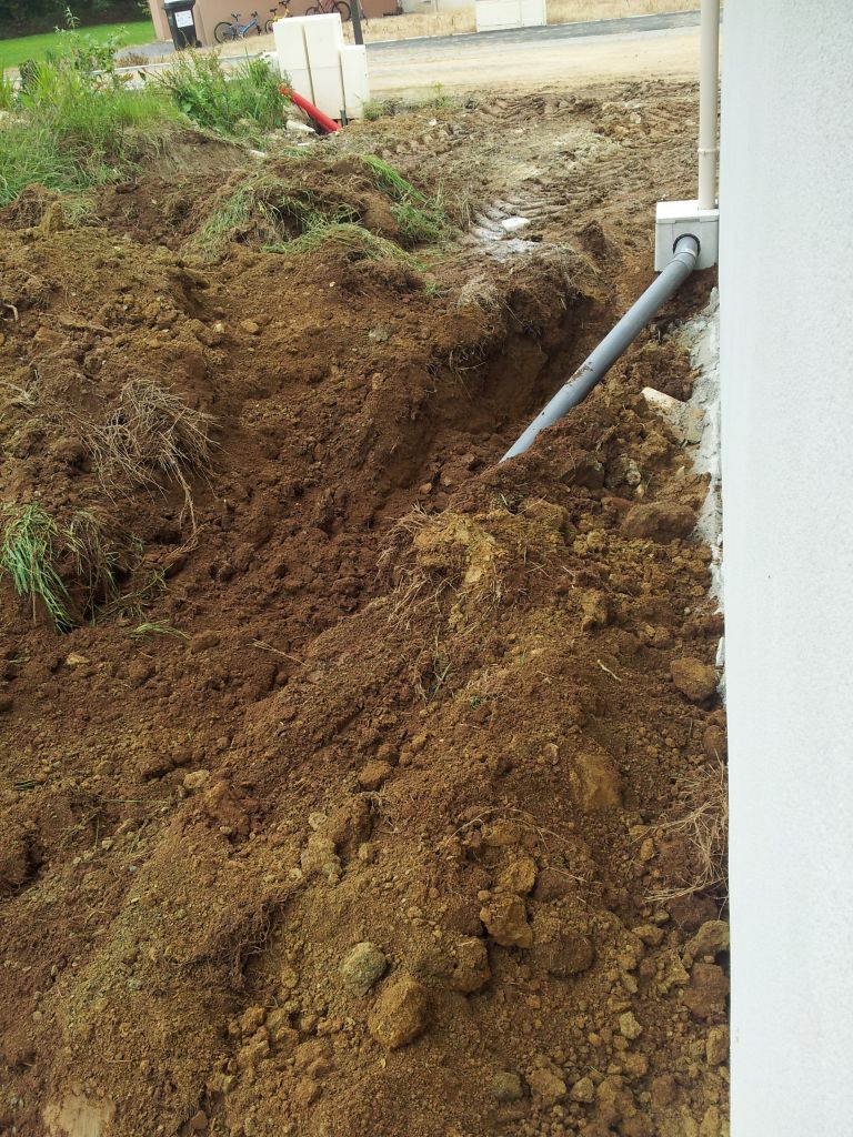 Terrassement en cours: conduit partant du regard des eaux pluviales vers le puisard