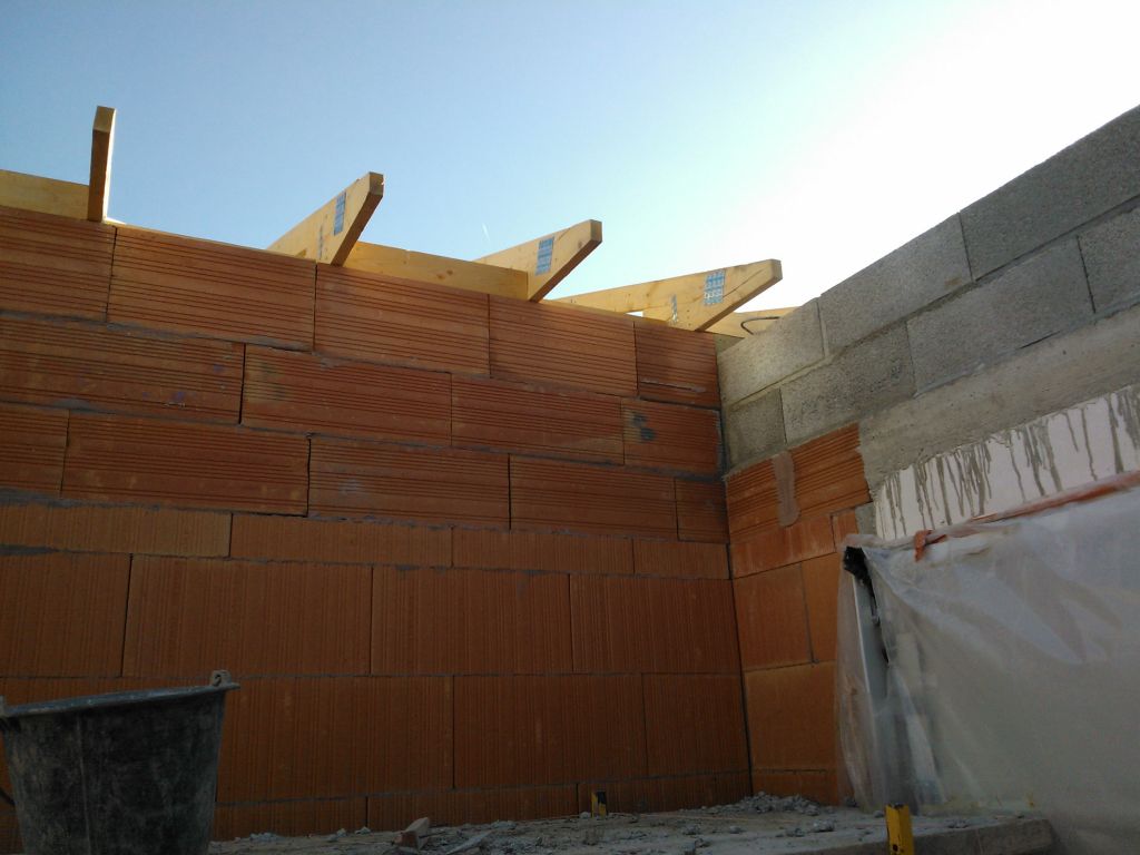 Détail de la charpente vue du garage. Le débord de toit est de 40 cm tout autour de la maison.