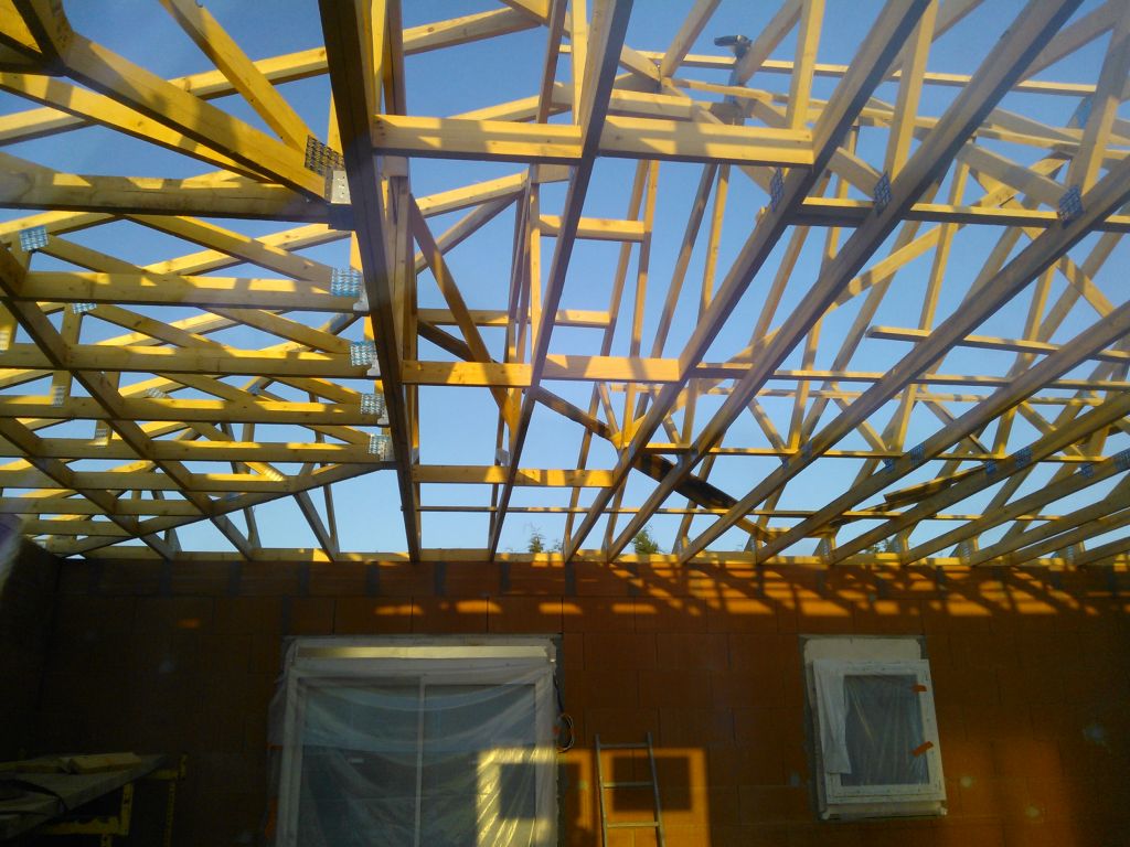 Charpente presque terminée. Le soleil est enfin de la partie et pour la toiture c'est capital ! Très très belle cette charpente !