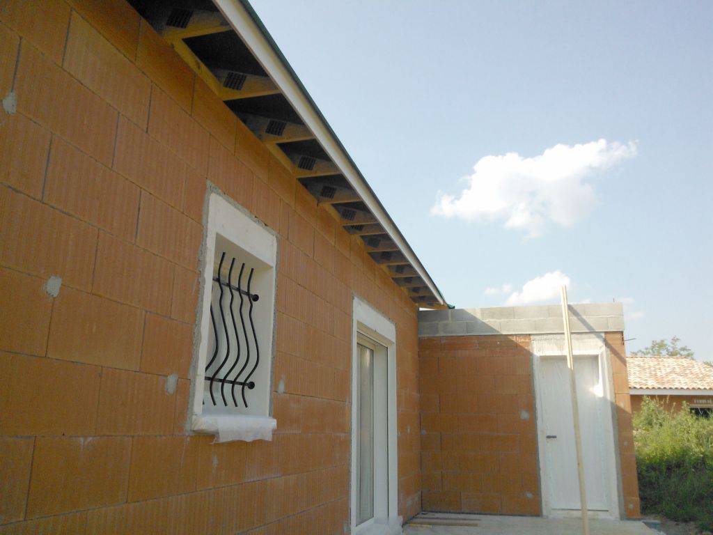 Préparation de l'habillage de toiture en PVC (esthétique et protection contre l'intrusion des oiseaux et des insectes).