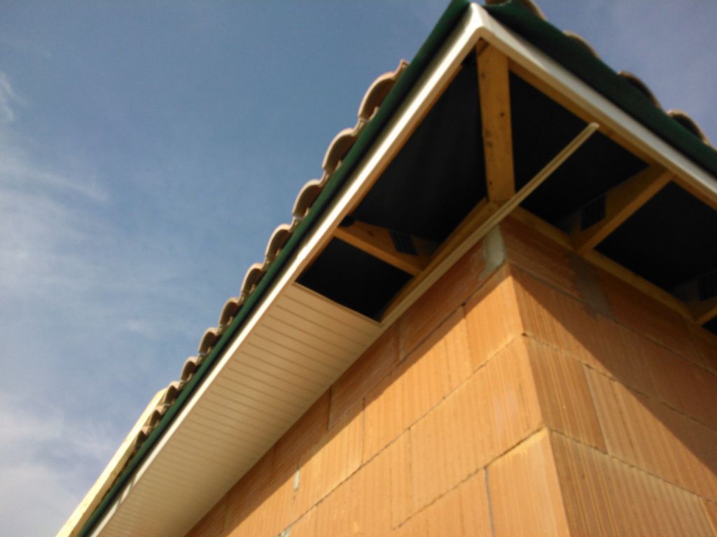 détail de montage des bandes PVC