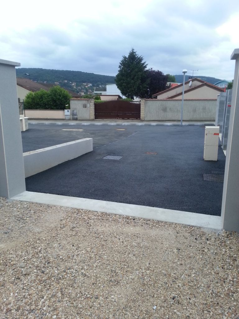 Le goudronage de la voie d'acc�s a �t� effectu�