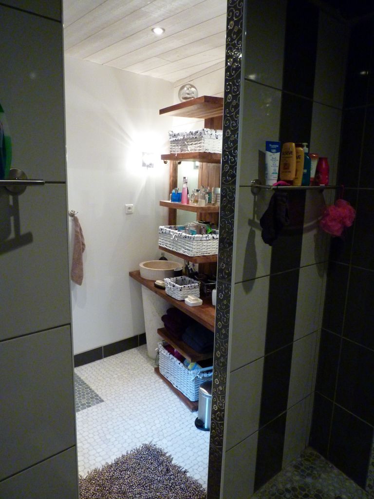 une vue de la douche a l'italienne vers le meuble en tck du cote de madame