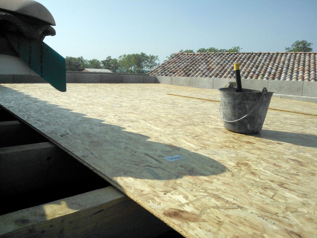 Charpente pour l'OSB sur la partie garage. Viendra ensuite dessus la toile PVC.