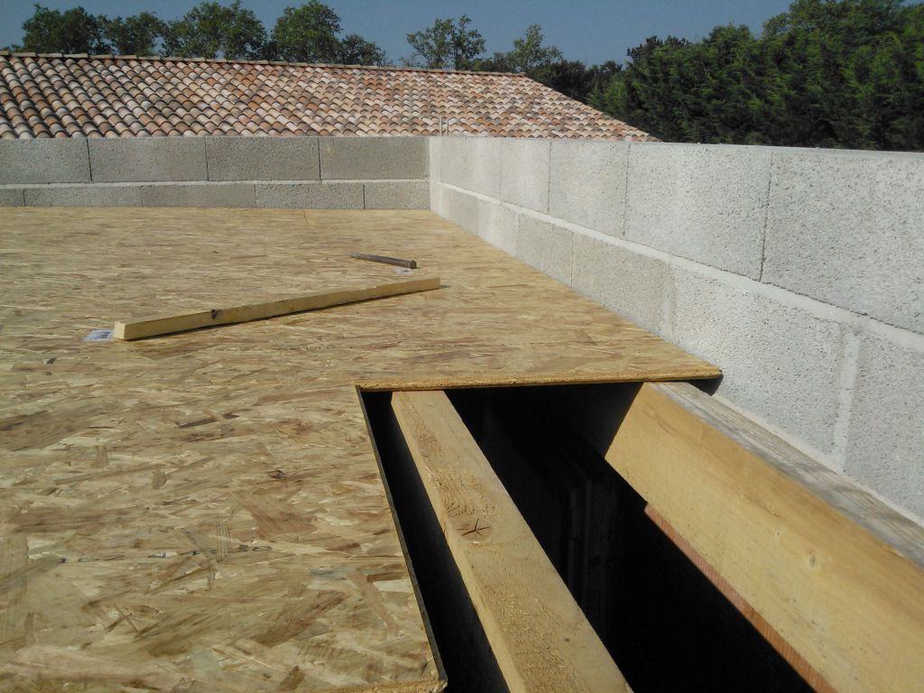 Charpente pour l'OSB sur la partie garage. On voit bien la pente pour l'écoulement de l'eau.