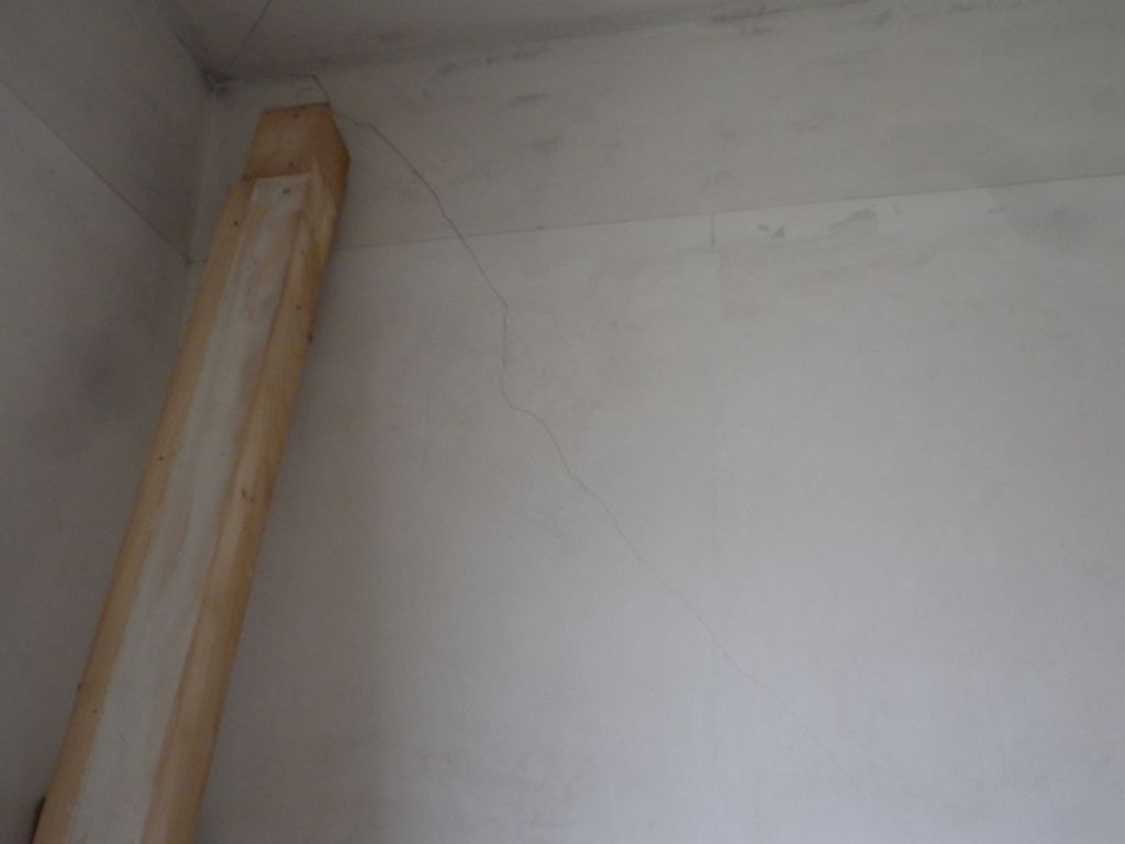 Fissure sur mur d'une chambre