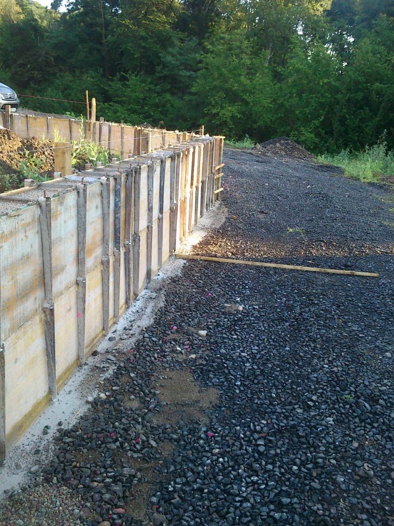 Le mur dans le chemin en cours de séchage