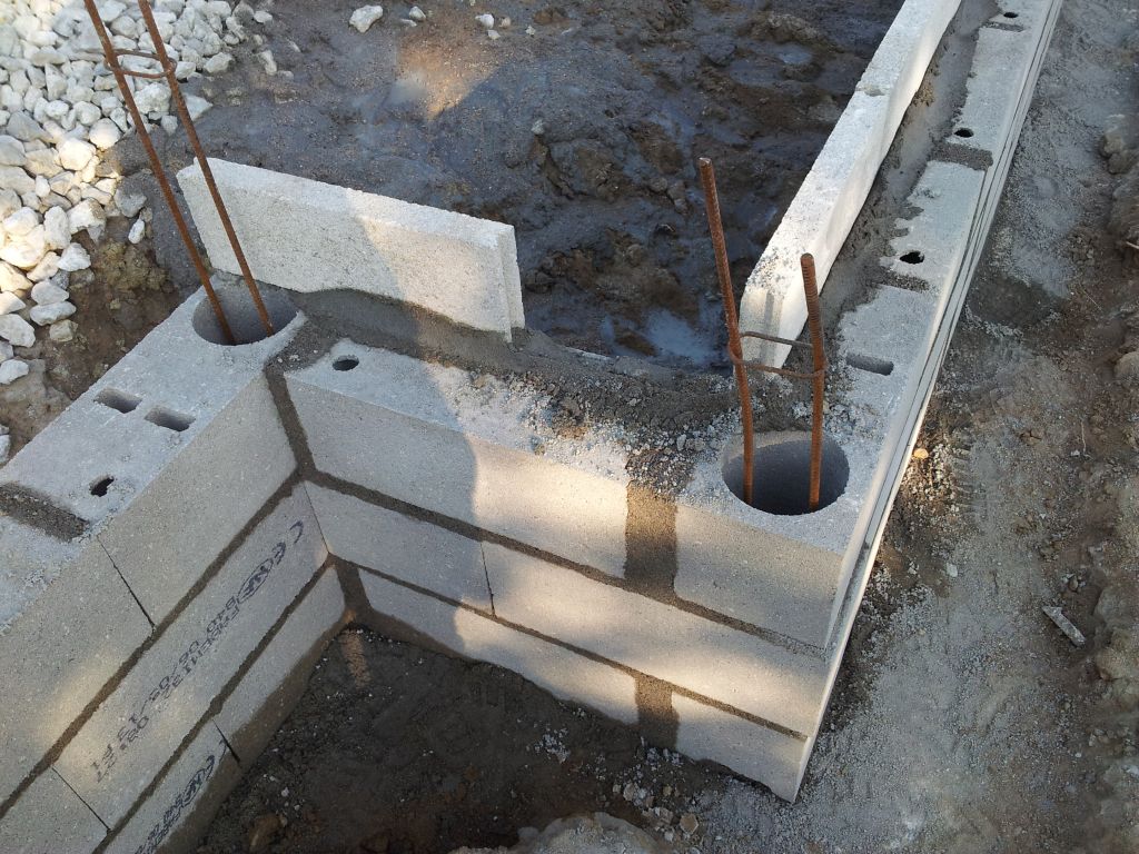 Mise en place du vide sanitaire
<br />
Quelques parpaings mal fixés apparemment