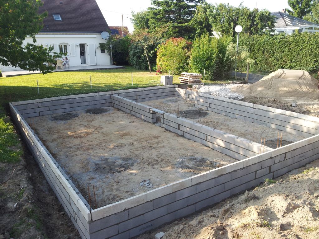 Mise en place du vide sanitaire
<br />
Vu d'ensemble (photo prise côté Jardin)