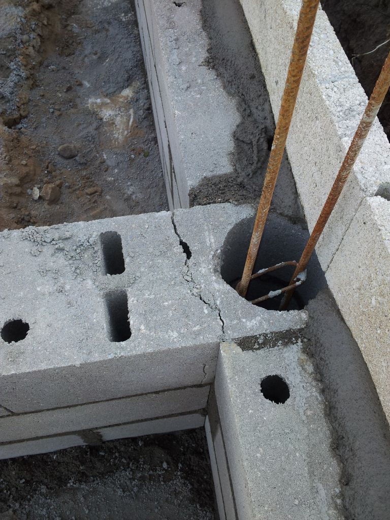 Mise en place du vide sanitaire
<br />
Quelques fissures dans les parpaings mais rien de grave apparemment