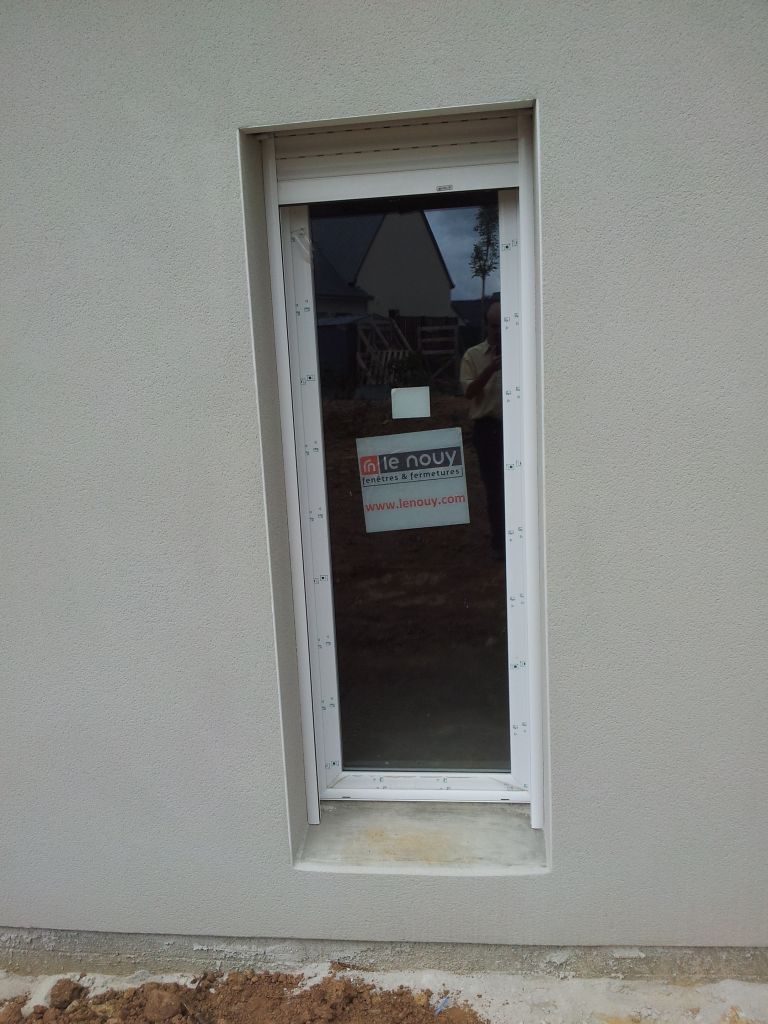 Les rails du volet roulant de la chambre sont installés.