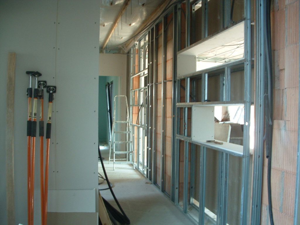 Début des cloisons bibliothèque - Vue depuis le couloir et l'entrée