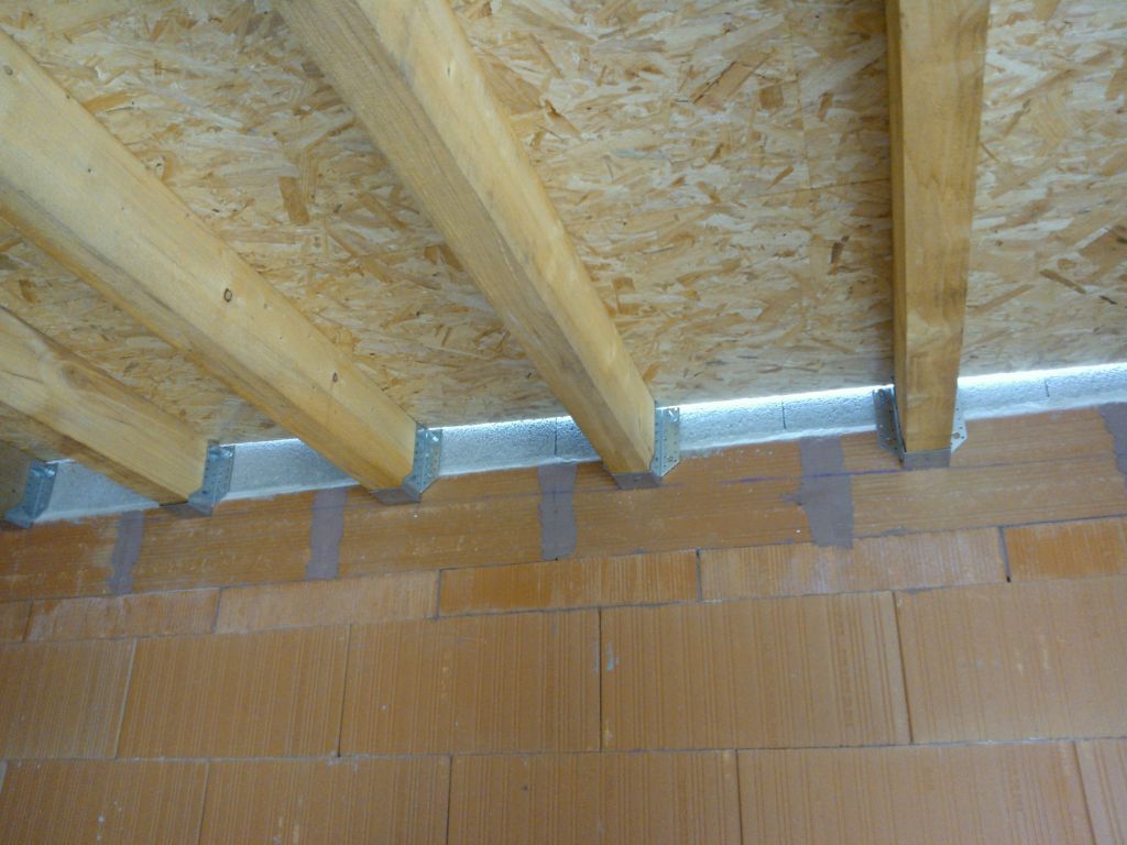 Le toit plat en OSB vu du garage.