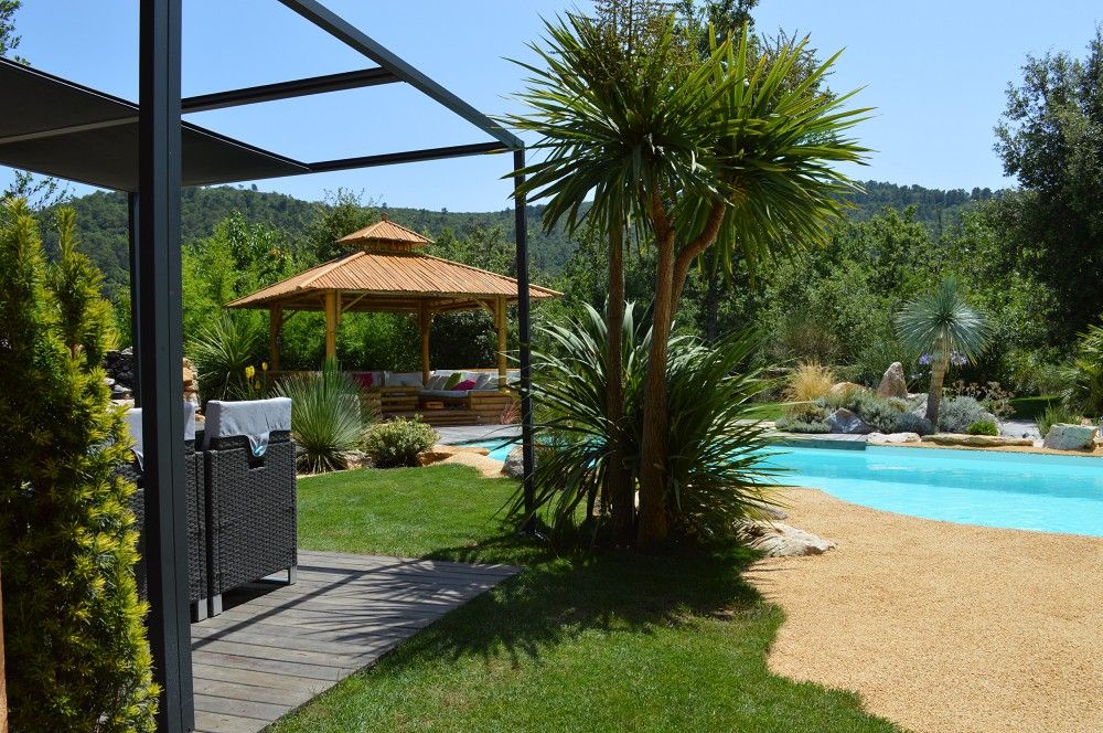 Abords piscine avec gazebo et terrasse