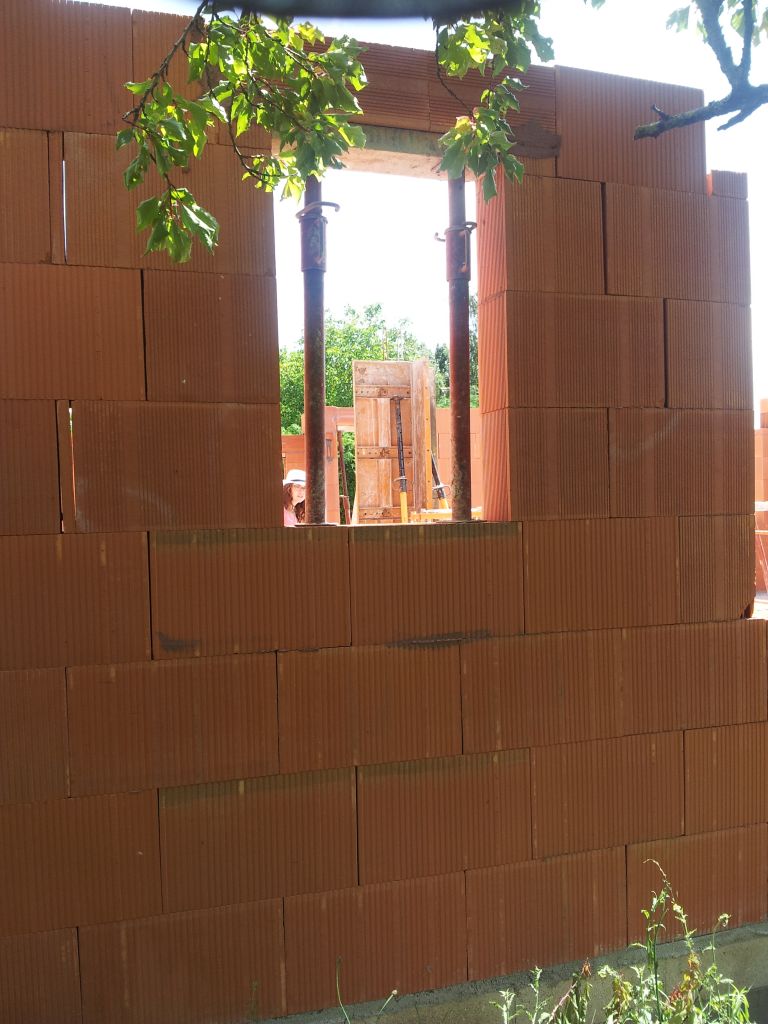 Mur du cellier
<br />
On voit le jour a travers certaines fentes ???