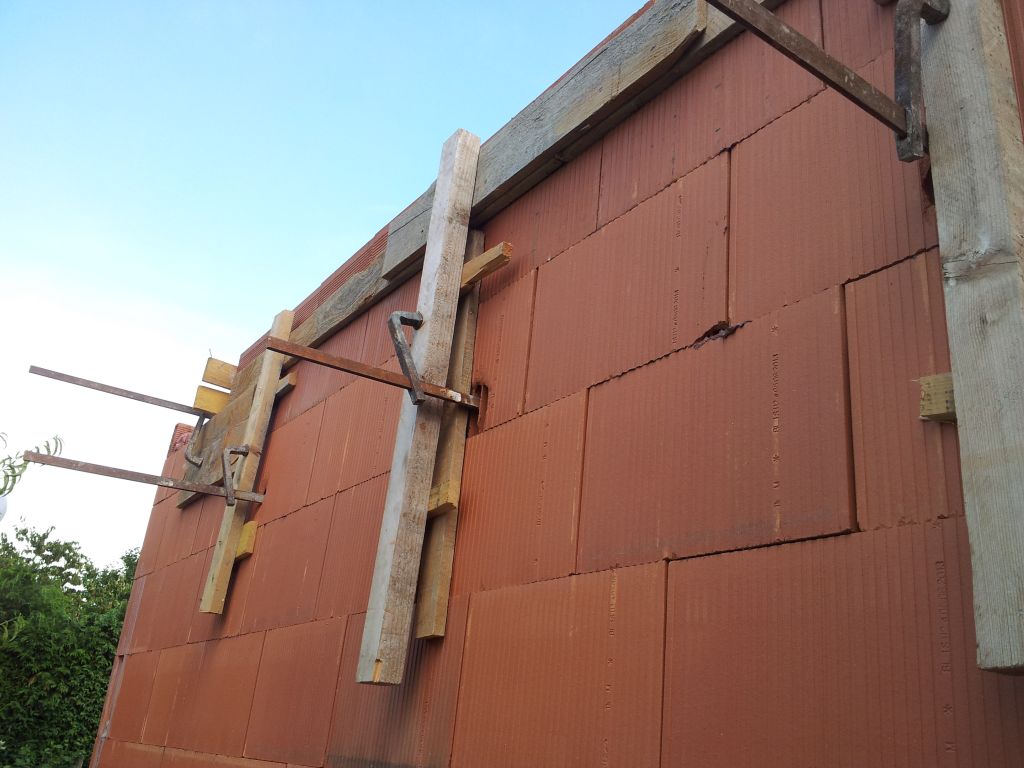 Soutien pour la dalle du haut
<br />
Ils ont percés le mur de mon garage O_o