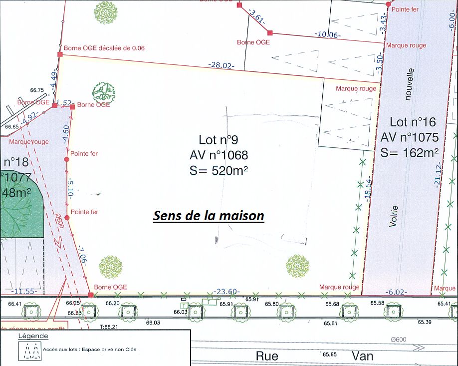 Terrain avec le sens impos de la maison.
<br />
Le plein nord est cot accs au lot (en haut  droite)et le sud est en bas  gauche.