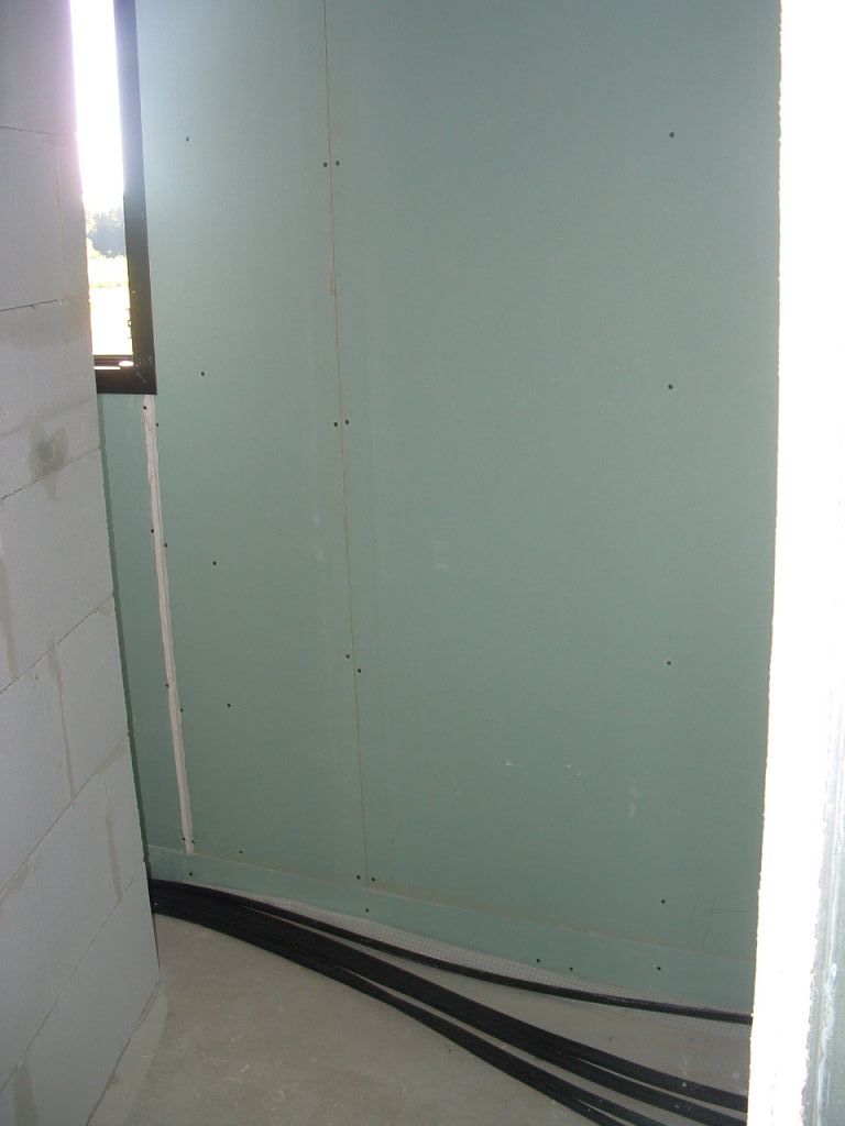 derrière la cloison, emplacement WC enfants