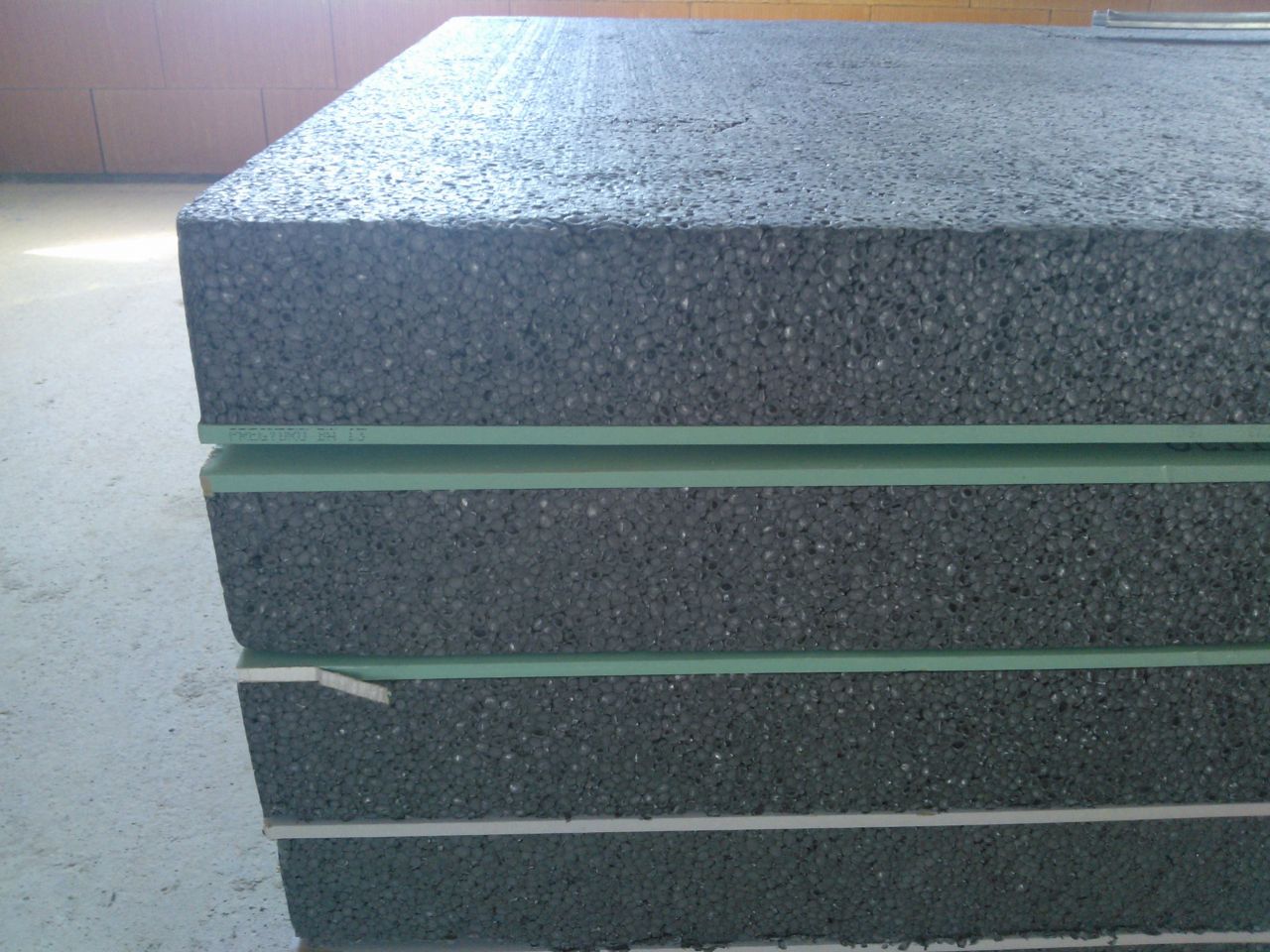 Le PSE (mousse polyuréthane) de couleur grise