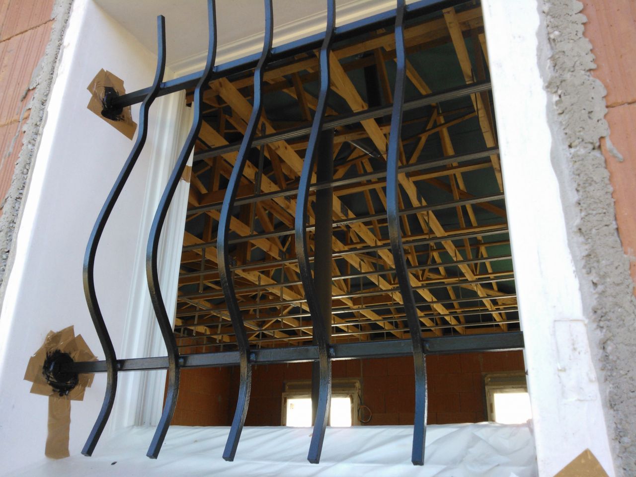 Grille après la première couche de peinture pour fer noir