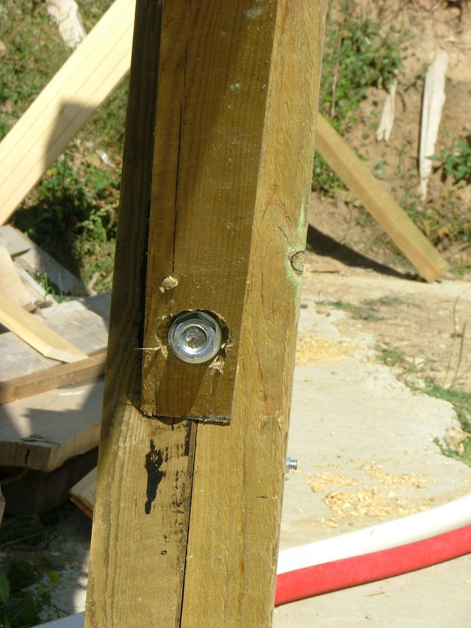 tige filetée de 18 dans un poteau de 2 x 63... quelle solution pour éviter de le fragiliser ?!