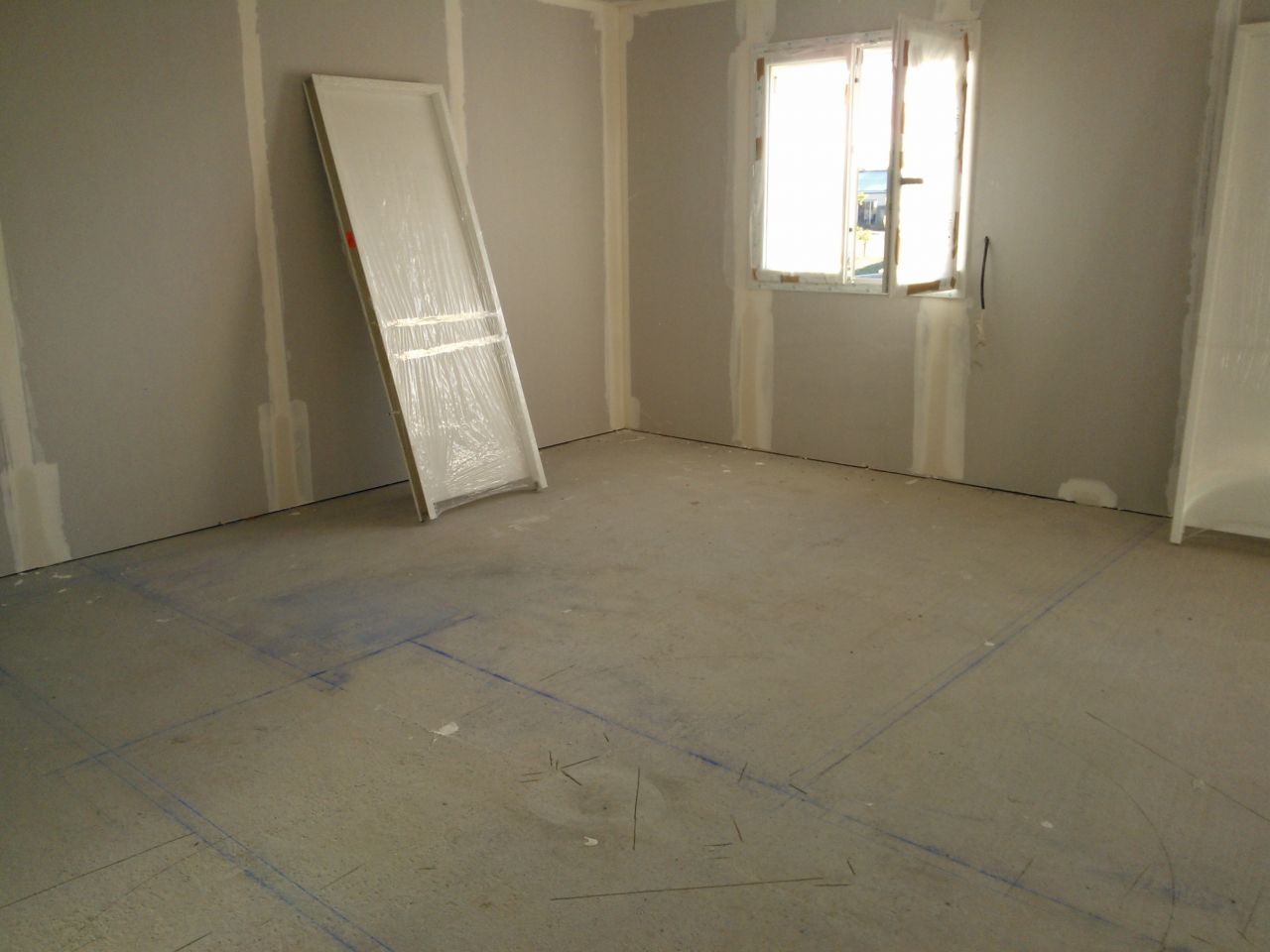 L'isolation des murs extérieurs est terminée.

Vue de la chambre.