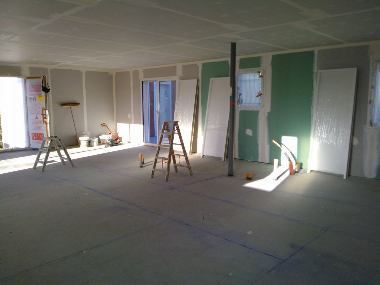 Vue globale. salle de bain et cuisine.