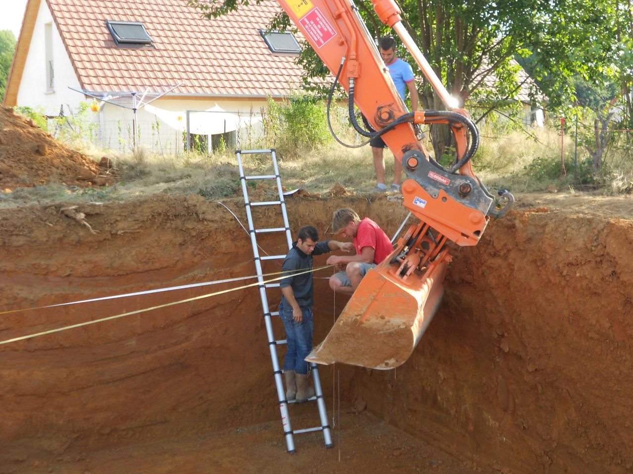 Implantation des fondations de la cave  l'aide d'un fil  plomb improvis