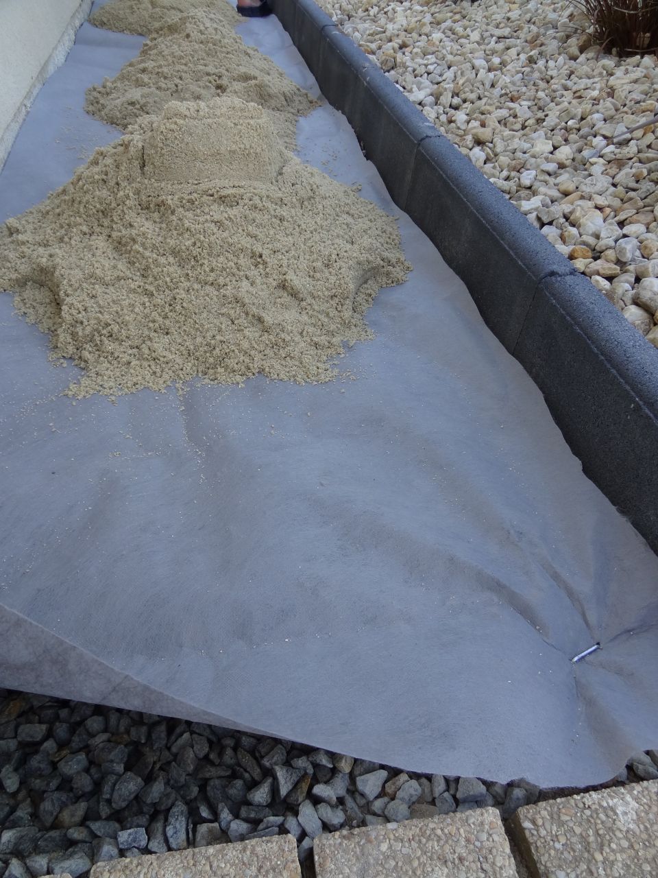 2: pose d'un géotextile
<br />
3: mise à niveau avec du sable