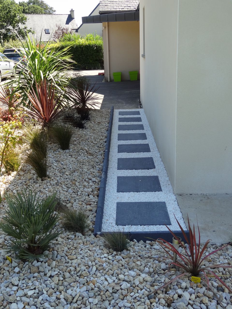 4: mise à niveau des dalles qui sont posées sur le lit de sable... phase la plus longue!
<br />
5: remplissage des espaces par du gravier blanc