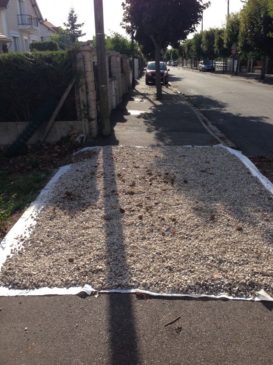 Protection trottoir faite
<br />
(bache geotextile, graviers et tasseau)