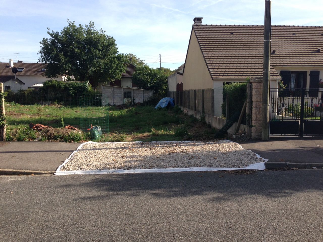 Protection trottoir faite
<br />
(bache geotextile, graviers et tasseau)