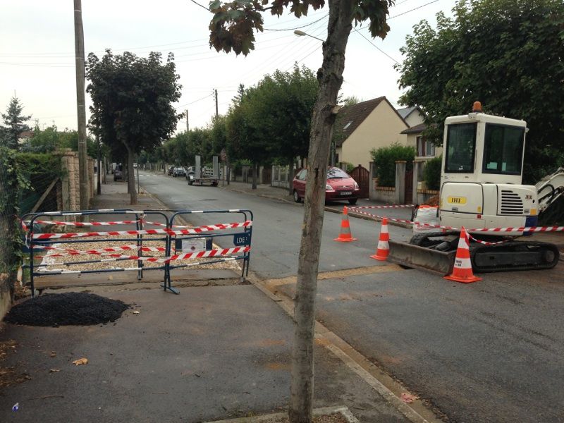 la pagaille dans la rue... Intervention de la Lyonnaise des eaux en cours