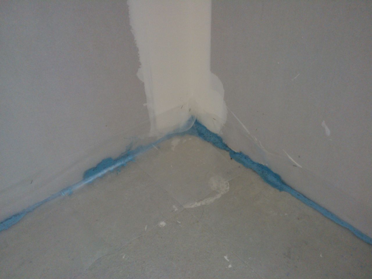 Protection des pieds (mousse expensive bleue) de cloisons   nouvelle protection en film plastique sur les angles bas des placos en contact avec les murs extérieurs (sur tout le tour de la maison)