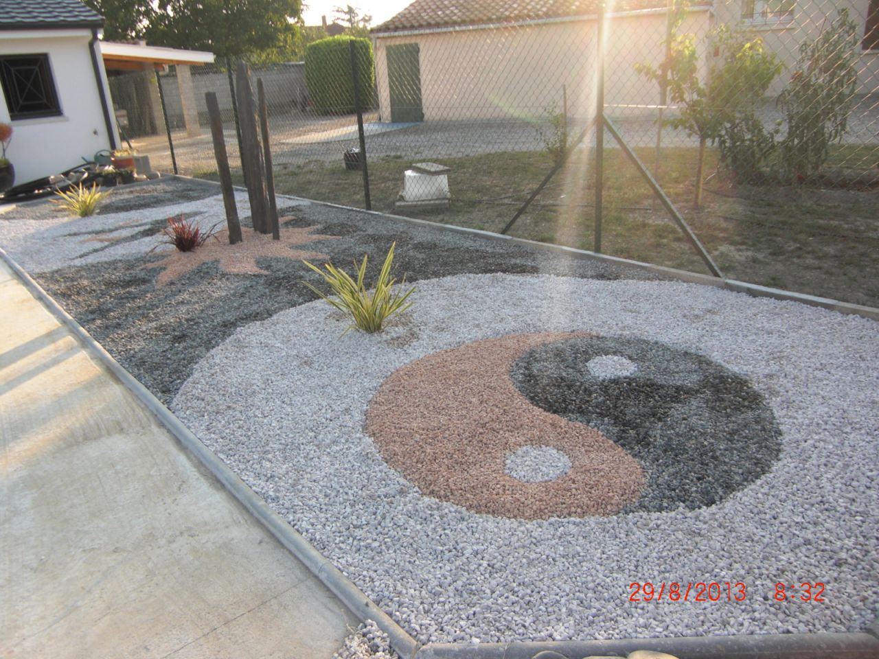 Parterre décoration en cailloux couleur