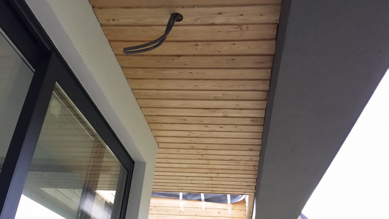 Revêtement en bois de Mélèze sous les toits terrasse