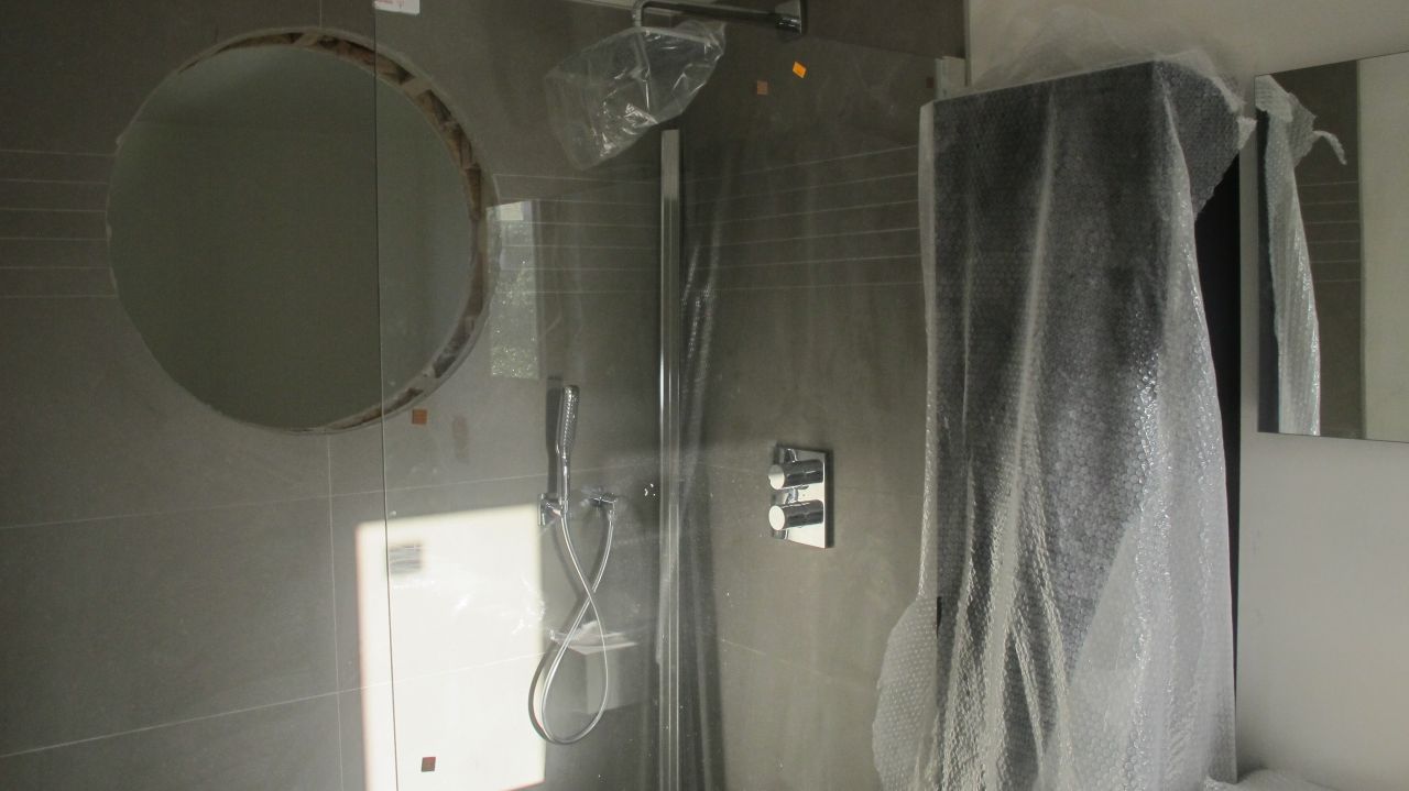 Carrelage murale de notre douche italienne avec le hublot.