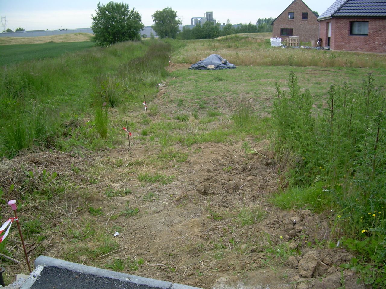 Fond du terrain en limite avec un sentier pdestre