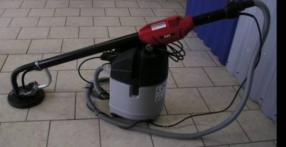 La girafe, indispensable pour les plafonds, comptez 70 eus/jour de location plus les disques à 5 eus (compter 1 disque pour 20 m² de plafond pour un ponçage facile) (ps : il faut aussi la rendre propre et c'est galère à nettoyer sinon c'est 40 eus de forfait nettoyage en plus)