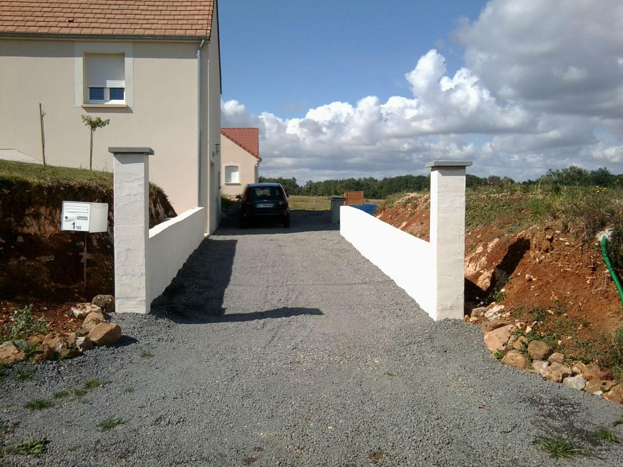Murets chemin d'acc�s   poteaux... bient�t le portail