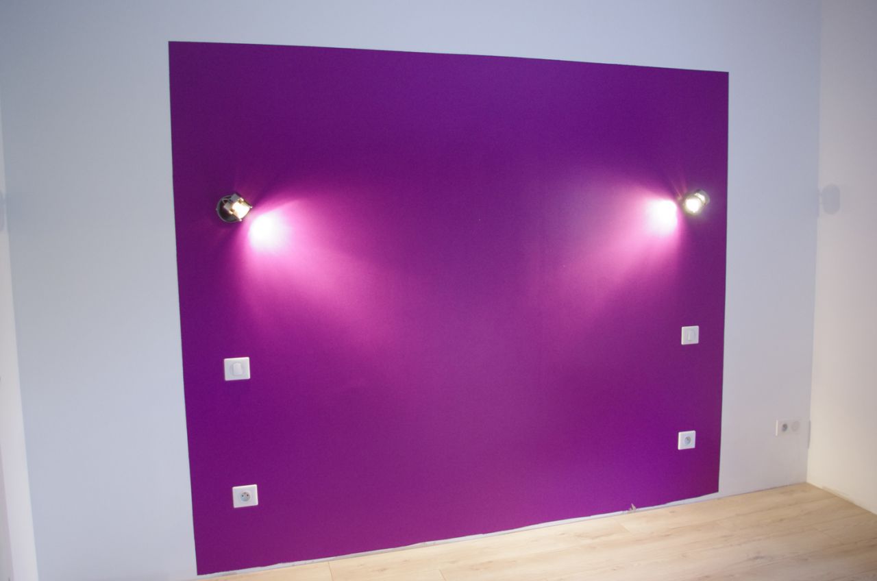 T�te de lit en Bright Violet, Pantone by Tollens. Spots Leroy Merlin.