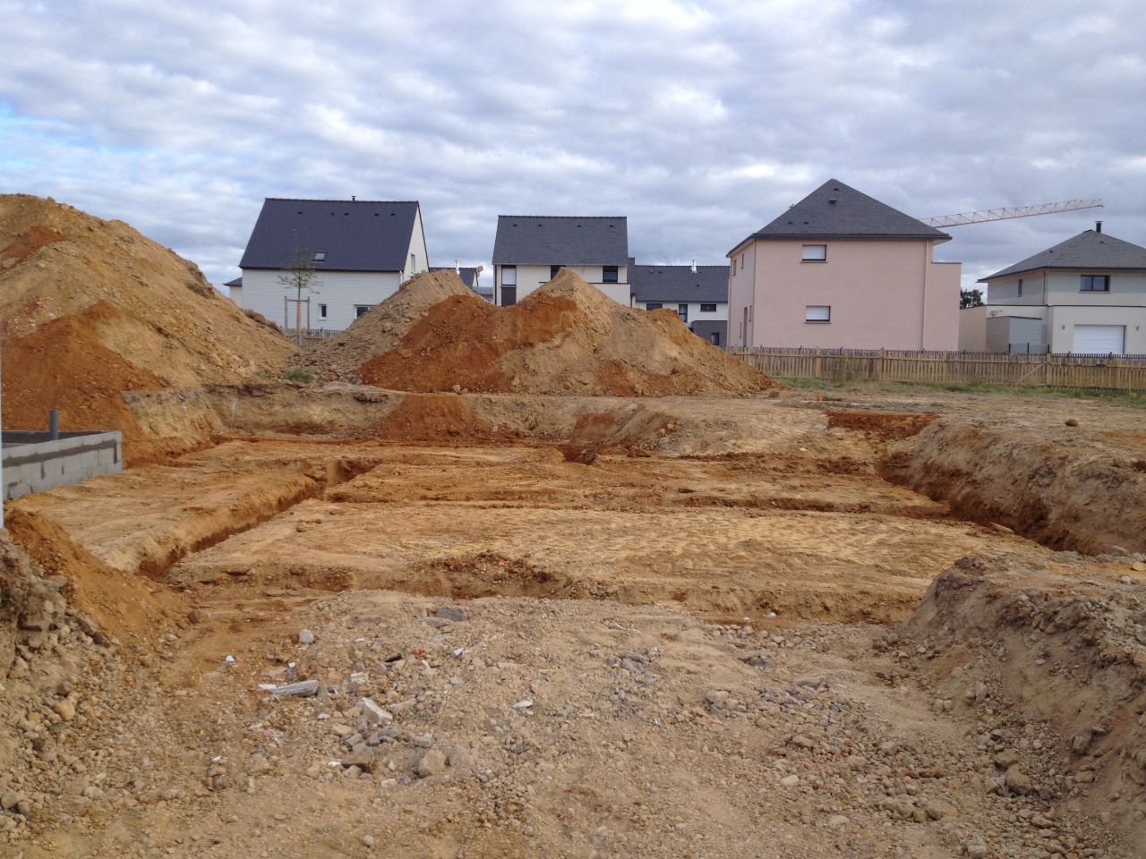 Le sol est creus prt  couler les fondations.
<br />
Deux tas de terre: la mauvaise a vacuer et la bonne a garder pour la fin de chantier.