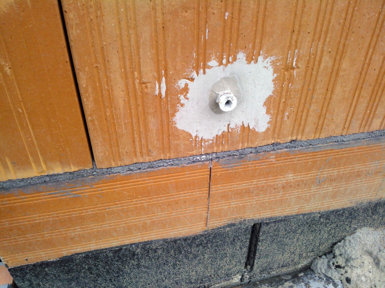 Le plombier est passé, sortie en attente  pour recevoir le robinet extérieur de jardin (écrou avec bouchon)