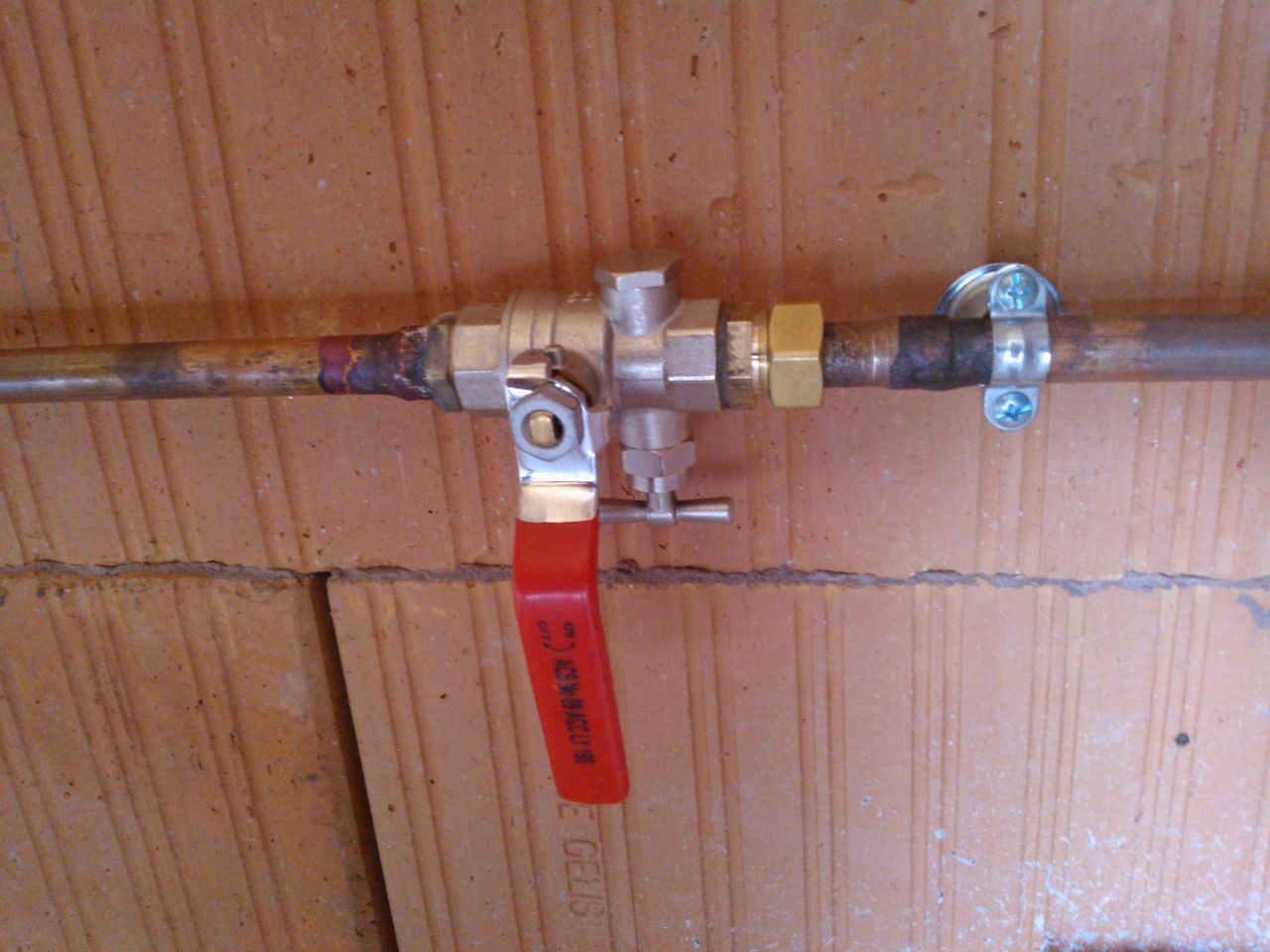 Vanne de robinet avec purge dans le garage pour pouvoir couper l'arrivée d'eau au robinet d'extérieur (arrosage jardin devant et derrière la maison)