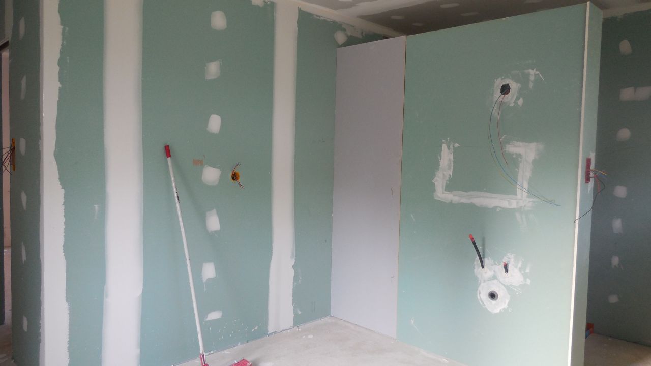 Mur portant la vasque salle de bain parentale