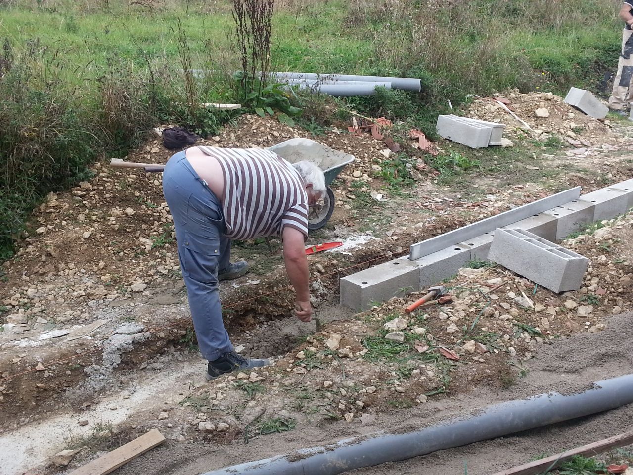Tonton Jean Paul en action pour le mur qui va soutenir la terrasse