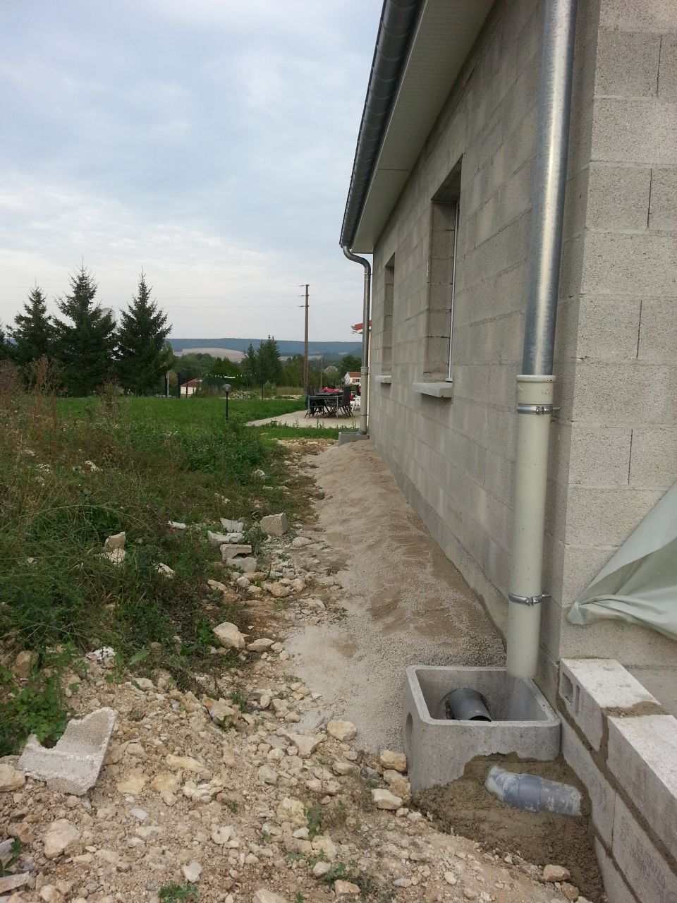 arrière de la maison, les tuyaux d'évacuations sont en cours de pose