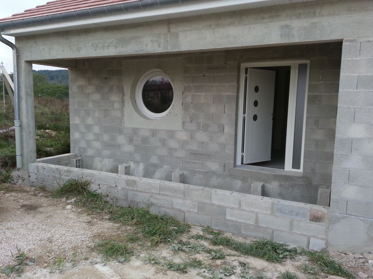 .... Après le muret pour la terrasse, on a continué avec celui de l'entrée.